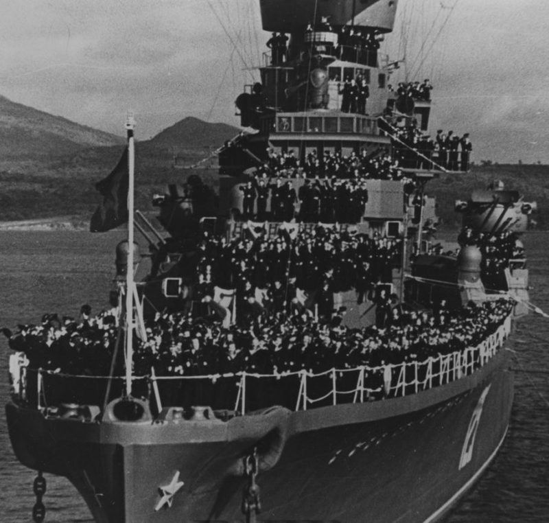 Экипаж военного корабля в День Победы. 9 мая 1945 г.
