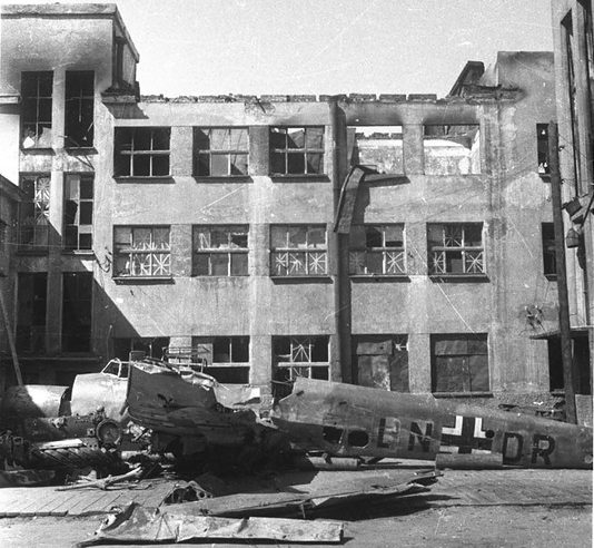 Фюзеляж сбитого немецкого истребителя Bf.110 во дворе Дома культуры, выставленный для всенародного обозрения. Июль 1942 г. 