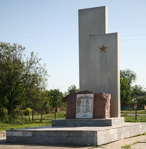 п. Приречный Сальского р-на. Памятник воинам - односельчанам, погибшим в годы войны был открыт в 1995 году.