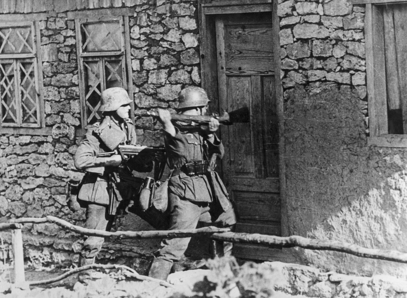 Немецкие солдаты выламывают дверь дома. Июль 1941 г. 