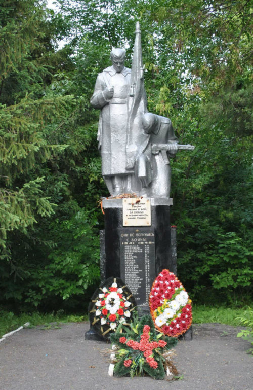 г. Новошахтинск. Памятник, установленный у могил воинов, умерших от ран в военных госпиталях.