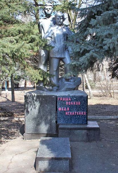 ст-ца. Тацинская. Памятник пионерам-героям Грише Волкову и Феде Игнатенко.