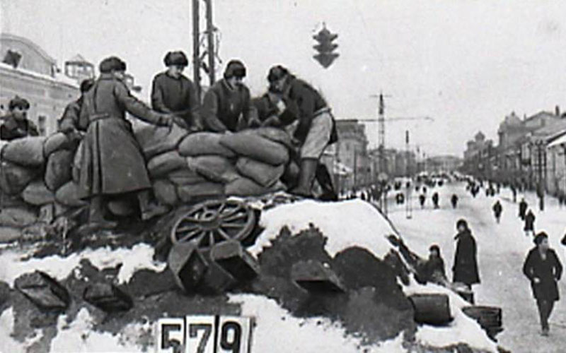 Сооружение баррикады на улице Тулы. Ноябрь 1941 г.