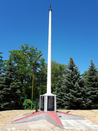 г. Новошахтинск, п.Соколово-Кундрюченский. Мемориал, установленный в 1967 году в честь погибших земляков.
