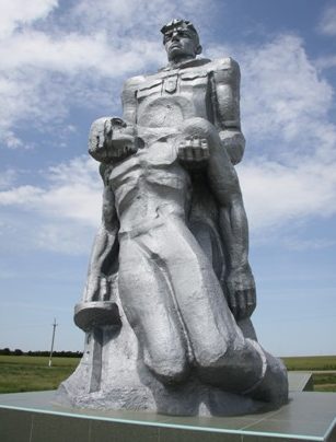 п. Рыбасово Сальского р-на. Памятник, установленный в 1984 году в честь воинов-односельчан, погибшим в годы войны.