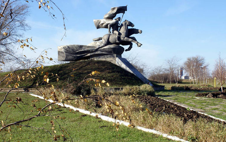  г. Сальск. Памятник 116-й Донской кавалерийской дивизии был открыт в 1987 году. Скульптор - М.И. Демьяненко, архитектор - А.В. Стадник.