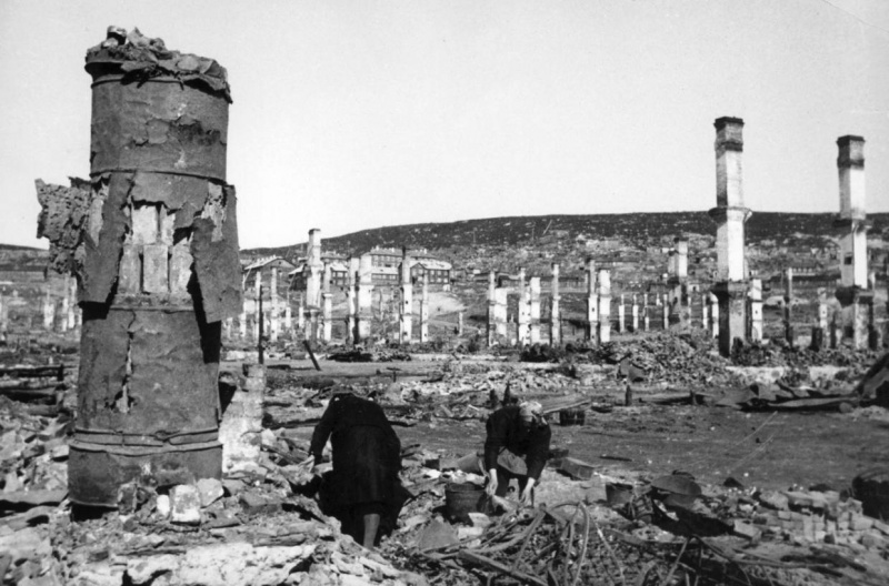 Улицы разрушенного города. 1943 г. 