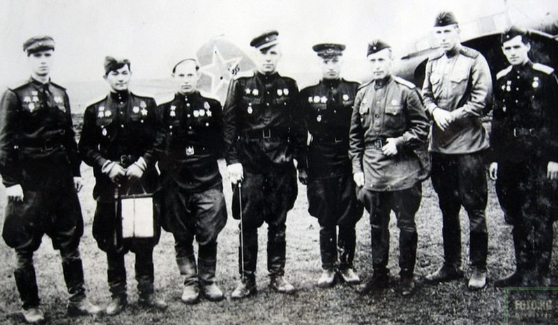 Бегельдинов среди летчиков своей эскадрильи. 1943 г.