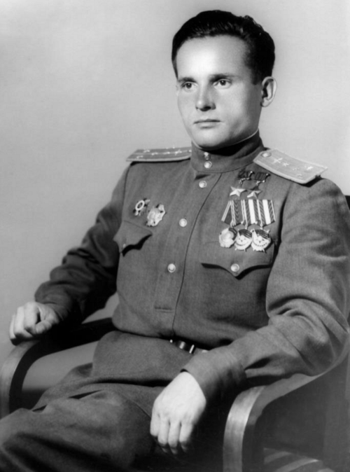 Дважды Герой Советского Союза капитан Камозин. 1944 г.