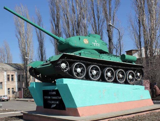 ст-ца. Тацинская. Памятник-танк Т-34 в память о танкистах, участвовавших в танковом рейде.