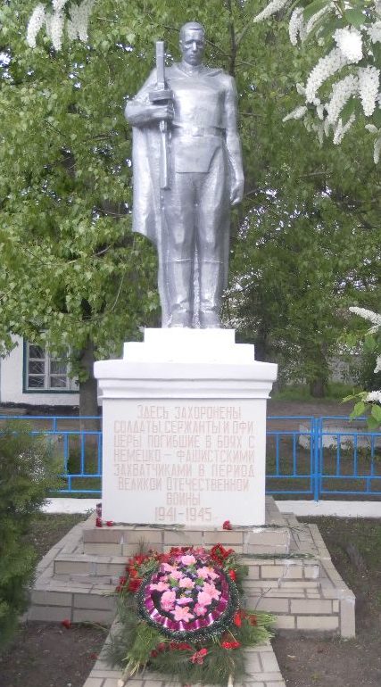 с. Авило-Успенка Матвеево-Курганского р-на. Памятник, установленный в 1947 году на братской могиле, в которой захоронено 30 советских воинов. 