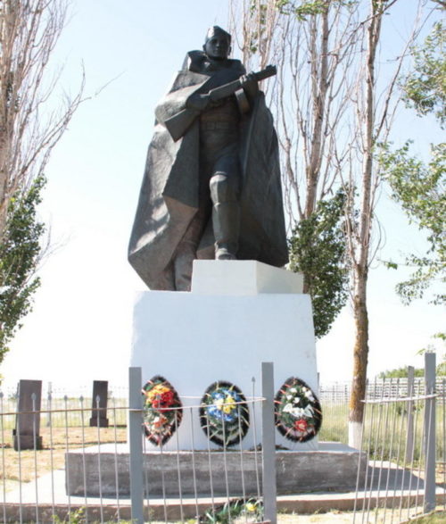 х. Чумаков Тацинского р-на. Памятник, установленный в 1957 году на братской могиле, в которой похоронено 786 советских воина, погибших в годы войны.