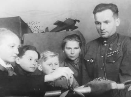 Павел Камозин на занятиях авиамодельного кружка в Доме пионеров.1949 г.