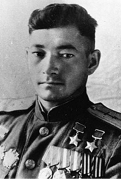 Дважды Герой Советского Союза капитан Бегельдинов. 1945 г.