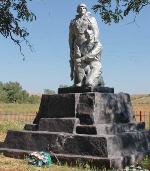 х. Яново-Петровский Тацинского р-на. Братская могила, в которой похоронено 14 воинов, погибших за хутор в январе 1943 года.