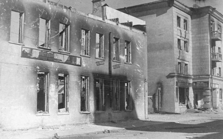 Сгоревшее здание Госбанка. 1943 г.