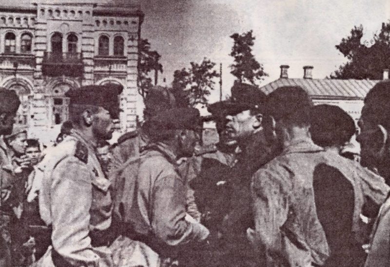 Красная Армия вступает в Таганрог.