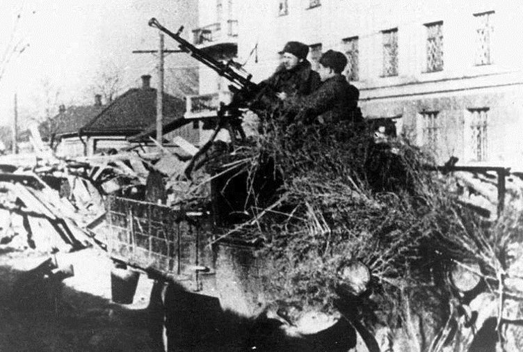 Зенитчики на улице города. Ноябрь 1941 г.