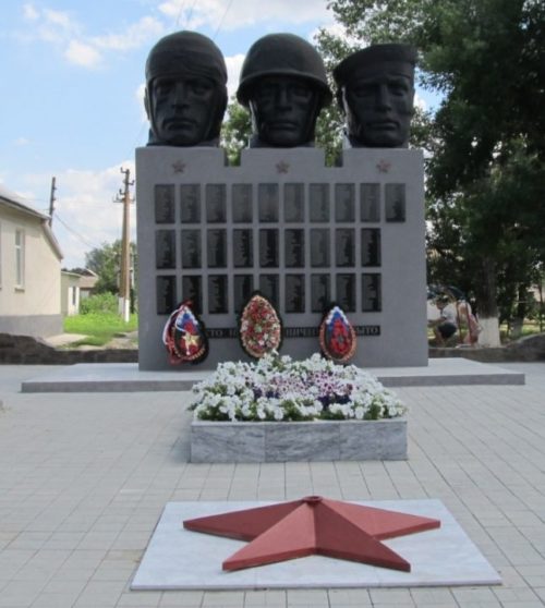 с. Алексеевка Матвеево-Курганского р-на. Памятник, установленный в 1975 году на братской могиле, в которой захоронено 518 советских воинов.
