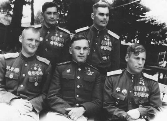 Бегельдинов среди летчиков-героев. 1945 г. 