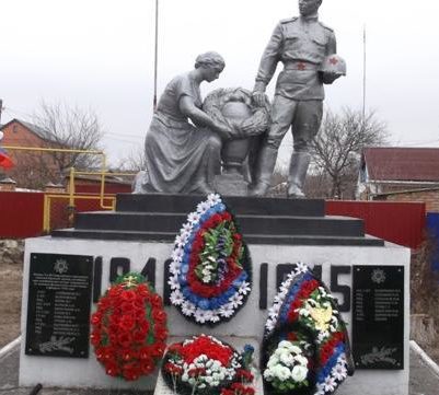 х. Апаринский Усть-Донецкого р-на. Памятник погибшим воинам, установленный в 1959 году. 