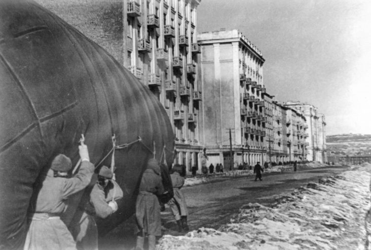 Аэростат воздушного заграждения на проспекте Сталина в Мурманске. 1943 г. 