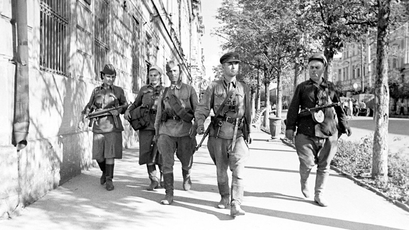 Партизаны в освобожденном Таганроге. Август 1943 г.