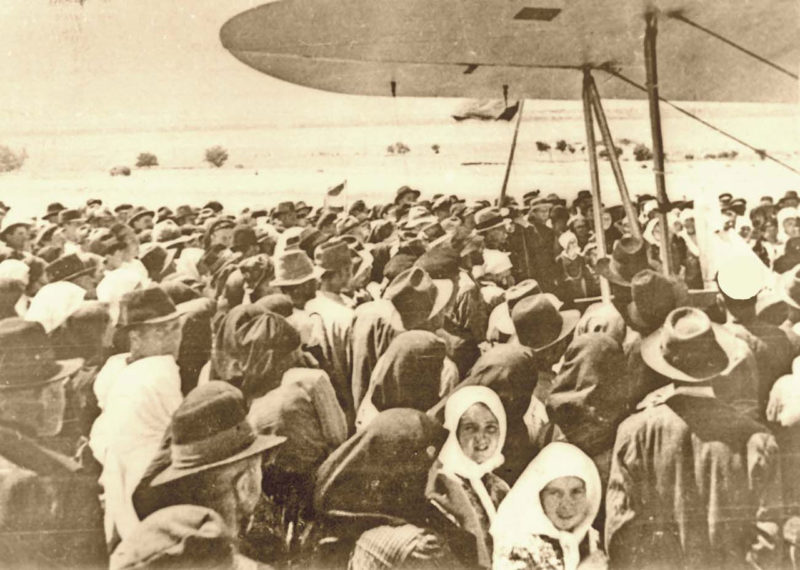 Советский военный самолет в Бессарабии. Июль 1940 г.