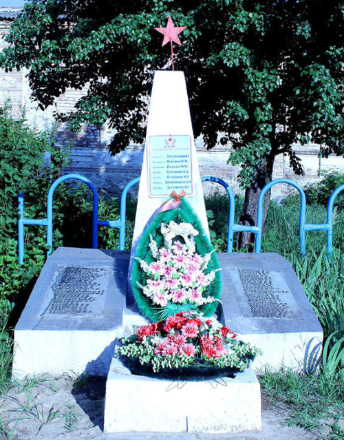 х. Бронницкий Усть-Донецкого р-на. Братская могила, в которой похоронено 7 советских воинов.