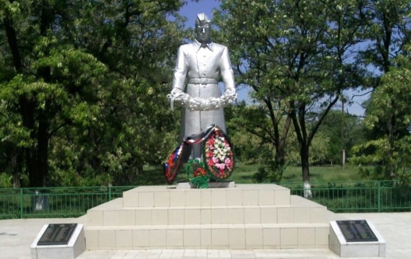с. Александровка Матвеево-Курганского р-на. Памятник, установленный в 1969 году на братской могиле, в которой похоронено 111 советских воинов.