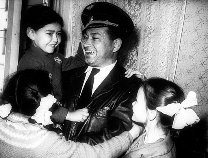 Бегельдинов с детьми. 1957 г. 