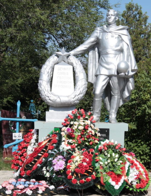 г. Сальск. Братская могила, в которой похоронено 300 воинов, погибших при освобождении города в январе 1943 года.