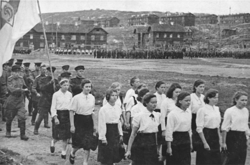 Парад формирований МПВО и спортивных обществ на стадионе в Мурманске в день ВМФ. 1943 г. 