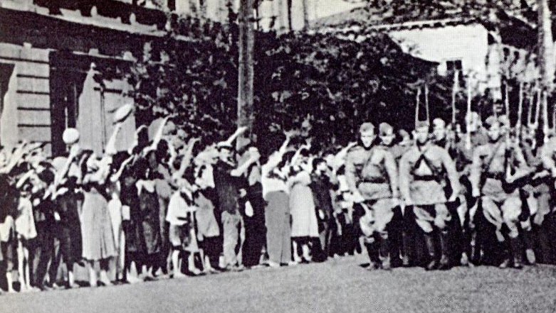 Жители города встречают Красную Армию. Август 1943 г.