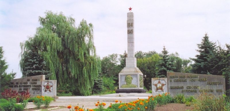 с. Анастасиевка Матвеево-Курганского р-на. Памятник установлен в 1969 году на братской могиле, в которой похоронено 362 воина.