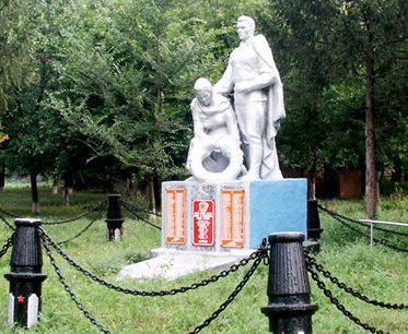 х. Алексеевка Октябрьского р-на. Памятник, установленный на братской могиле павшим в годы войны. 