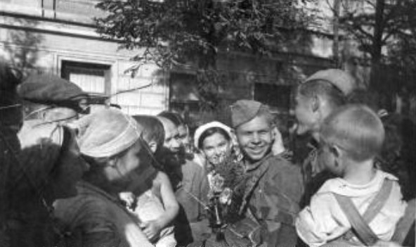 Жители города встречают Красную Армию. Август 1943 г.