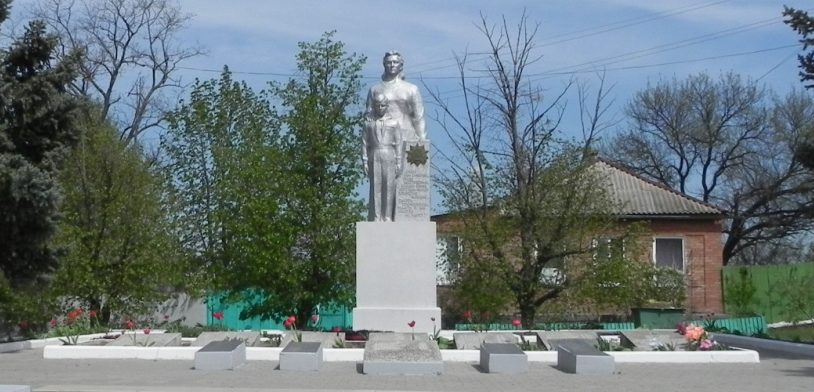х. Большая Кирсановка Матвеево-Курганского р-на. Памятник, установленный в 1978 году на братской могиле, в которой похоронено 235 воинов.