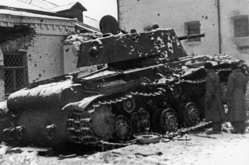 Подбитый у тюрьмы города танк КВ-1 32-й танковой бригады. Ноябрь 1941 г.