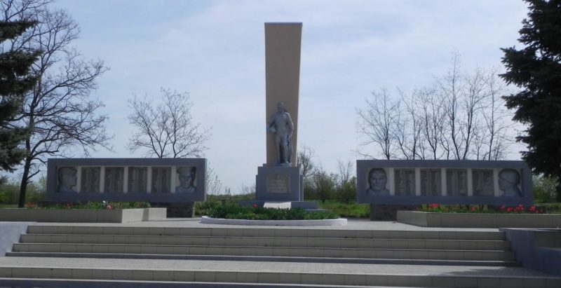 х. Большая Кирсановка Матвеево-Курганского р-на. Памятник, установленный в 1972 году на братской могиле, в которой похоронено 312 воинов.