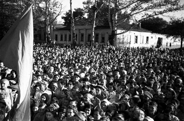 Митинг в Таганроге в связи с освобождением города. 2 сентября 1943 г. 