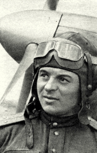 Капитан Карпов у самолета. 1944 г. 