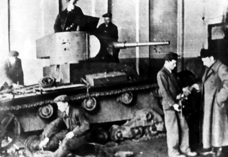 Ремонт легкого танка Т-26 на тульском заводе «Штамп» в дни осады города. Ноябрь 1941 г.