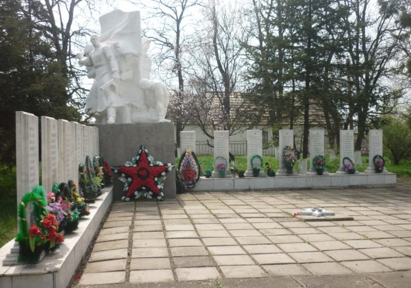 с. Греково-Тимофеевка Матвеево-Курганского р-на. Памятник, установленный в 1982 году на братской могиле, в которой похоронено 162 воина.