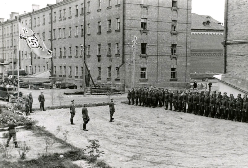 Двор по улице Тенишевой во время оккупации. Сентябрь 1941 г.
