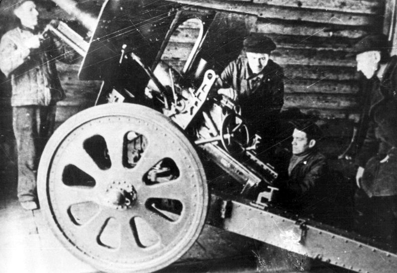 Ремонт советской 76-мм дивизионной пушки Ф-22 на заводе в Туле. Ноябрь 1941 г.