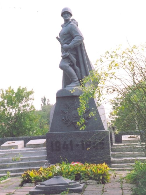 с. Григорьевка Матвеево-Курганского р-на. Памятник, установленный в 1985 году на братской могиле, в которой похоронено 15 советских воинов.