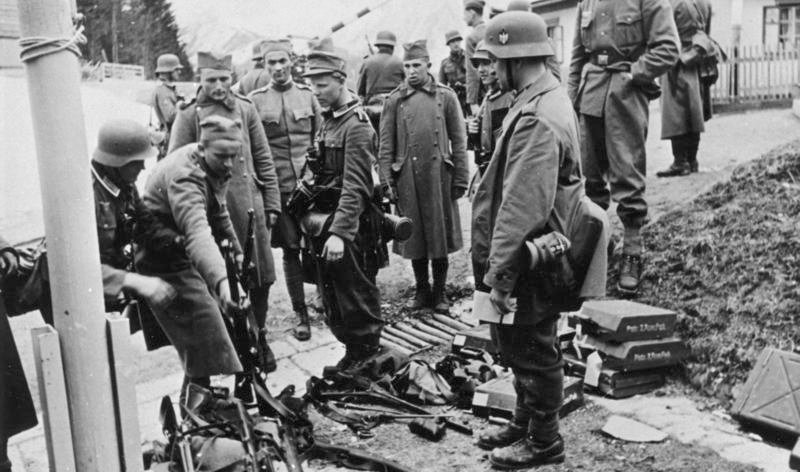 Югославские солдаты сдаются в плен. Апрель 1941 г.