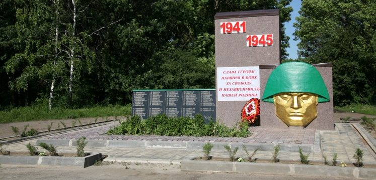 п. Сеятель Сальского р-на. Памятник, установленный на 1968 году на месте, где было обнаружено захоронение убитых советских военнопленных.