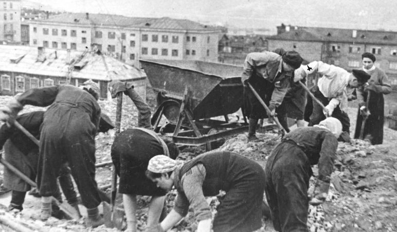 Восстановительные работы на проспекте Сталина. 1943 г. 